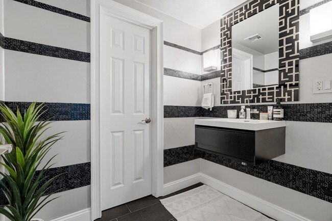 Building Photo - 98 Waltham St