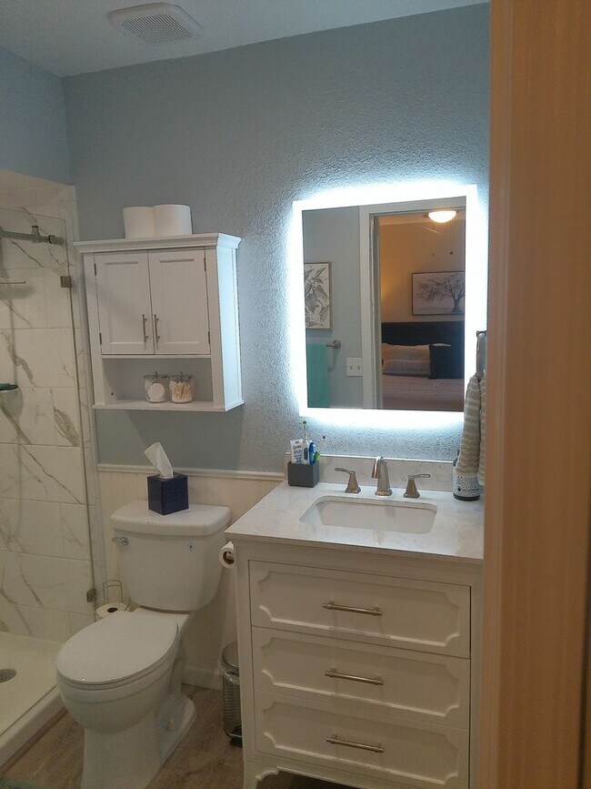 Building Photo - Beautiful updated condo in Los Lagos Upstairs unit.