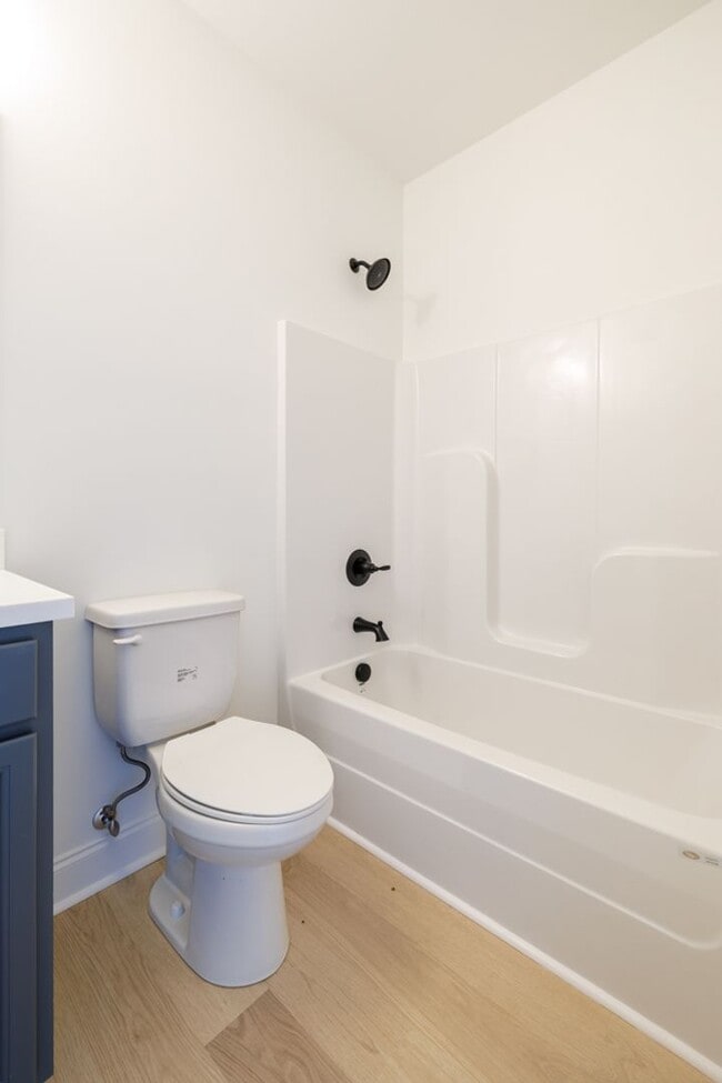 Building Photo - ONE-MONTH FREE RENT Move-Incentitive!!! Ne...