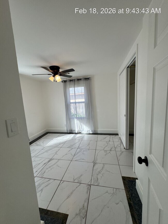 Building Photo - Woodlake Home! Available Now!