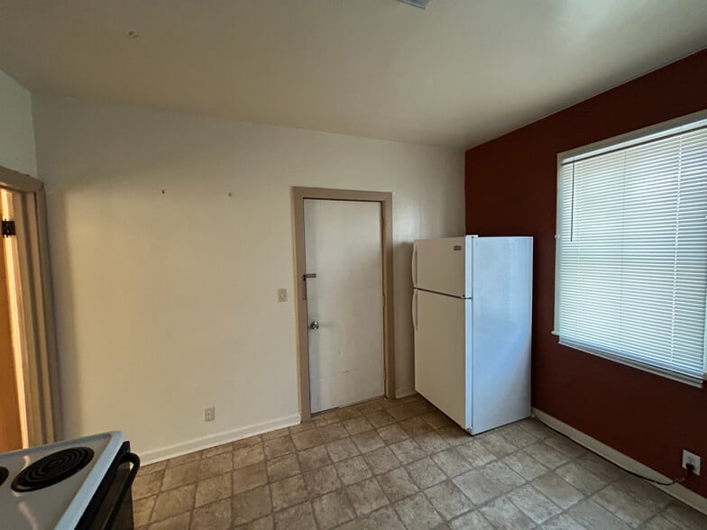 Building Photo - 1897 E Newberry St