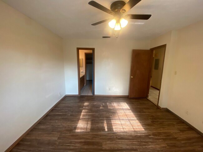 Building Photo - 1102 Greentree Ct