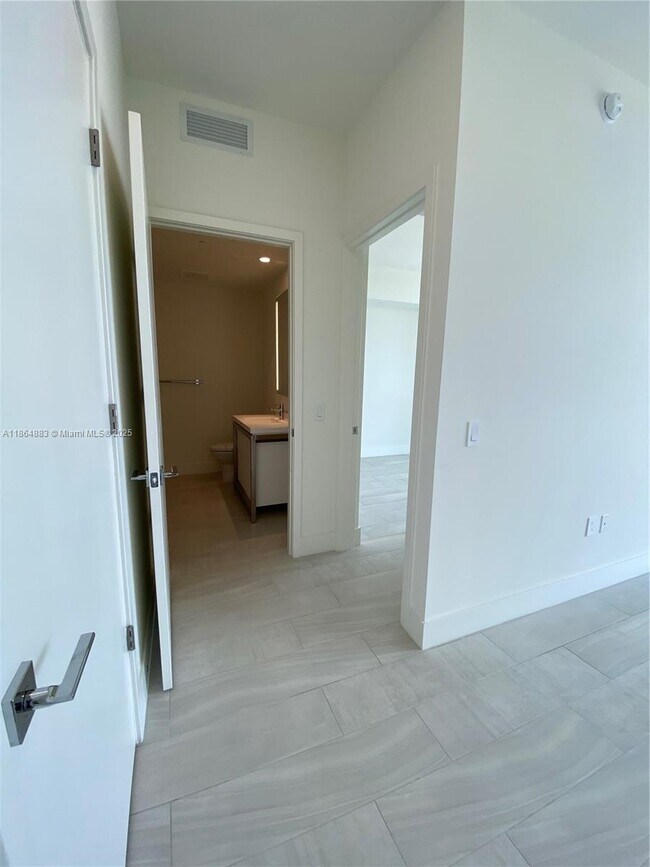 Building Photo - 2000 Metropica Wy