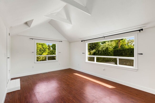 Building Photo - Charming 3 Bedroom Home on Expansive Lot – Ideal Location!