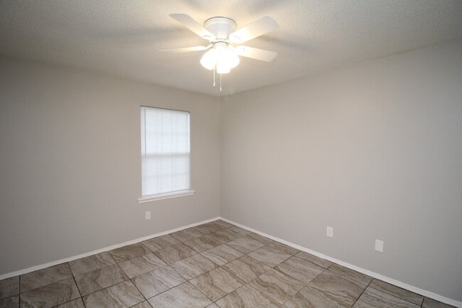 Building Photo - Move-In Ready 2-Bedroom Apartment - 1/2 Off First Month Rent!