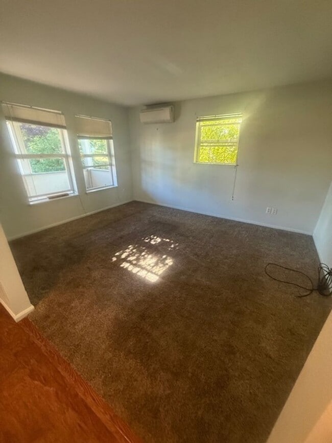 Building Photo - Beautiful West Eugene Home