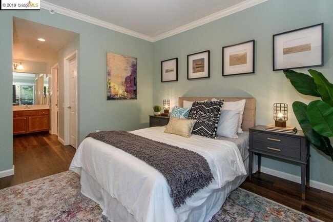 Building Photo - Comfortable 2BR Condo with Patio - Gated Oakland Living