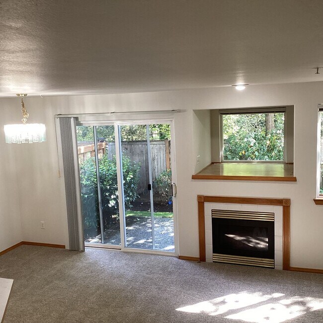 Building Photo - Bright & Spacious Everett Condo – 3 Bed, 2...