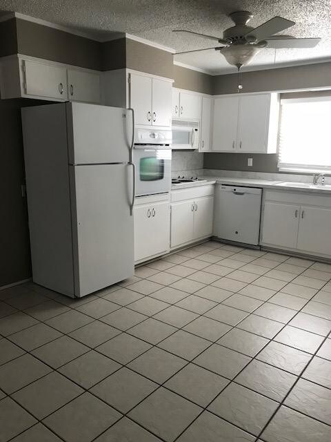 Building Photo - 2827 Lloyd Dr