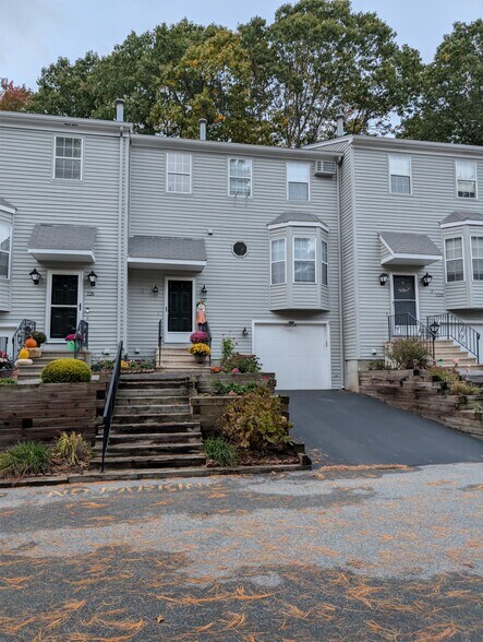 Building Photo - 565 Quaker Ln