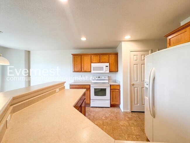 Building Photo - 3 Bed/2.5 Bath Home with Fenced Yard & Garage / Available Now!