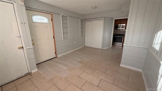 Building Photo - 185 Weir St