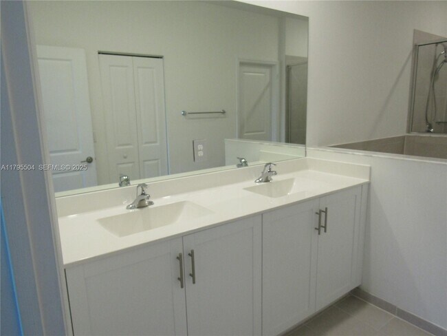 Building Photo - 1414 SE 26th Ter