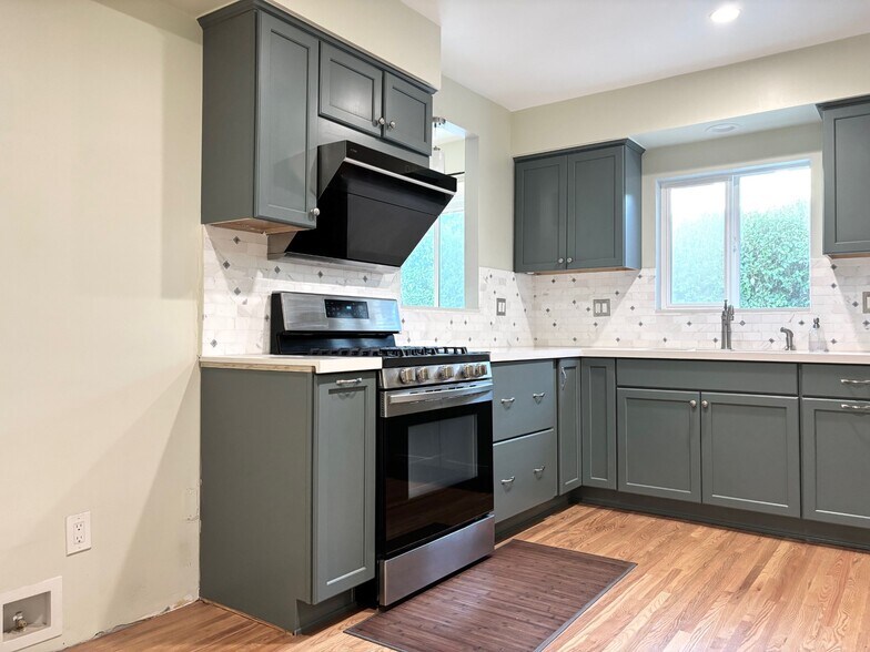 Building Photo - 559 W 39th St