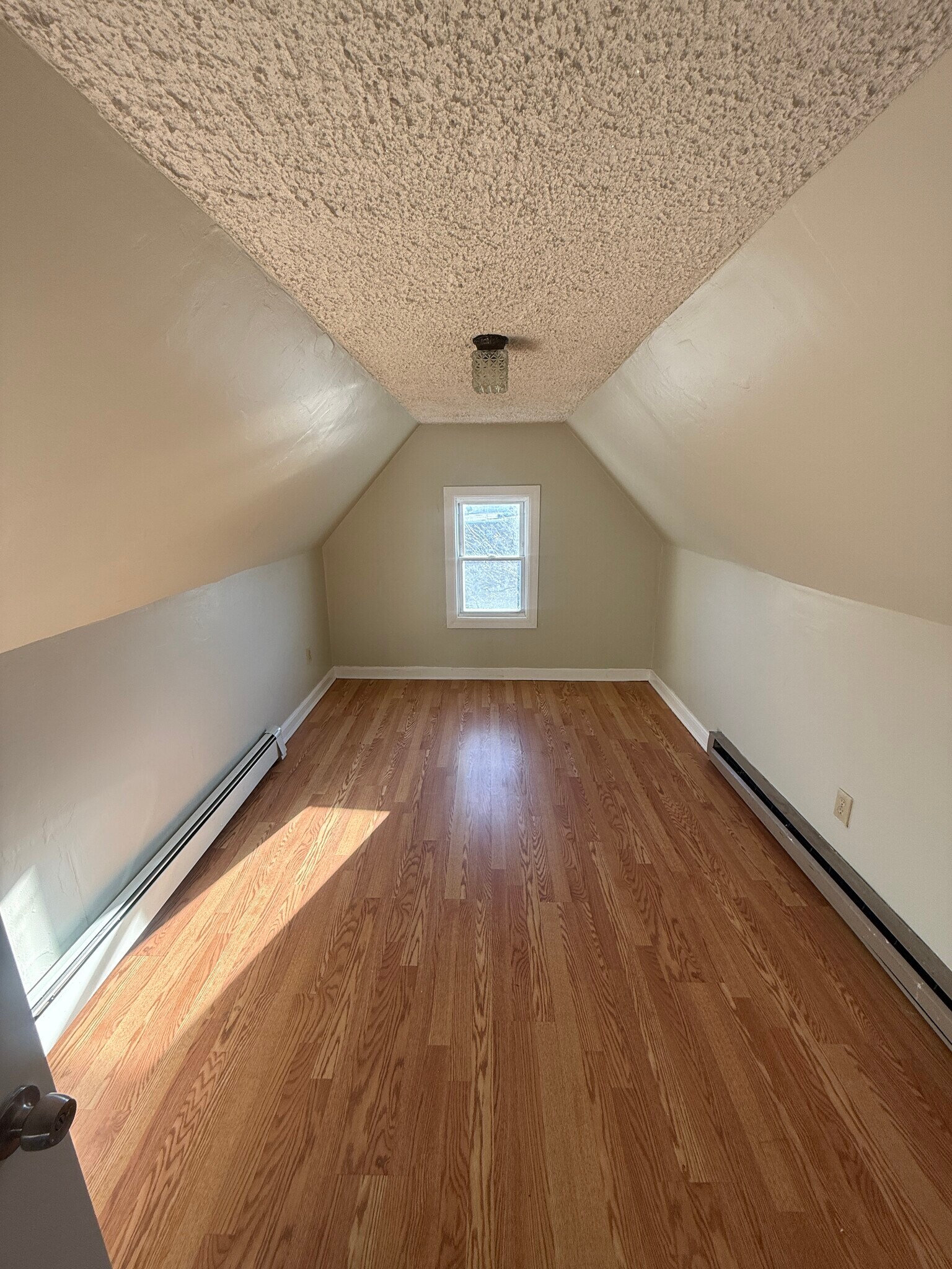 Building Photo - 569 Main St