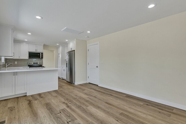Building Photo - Freshly Remodeled Burien Rambler