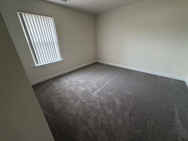 Building Photo - FOR RENT