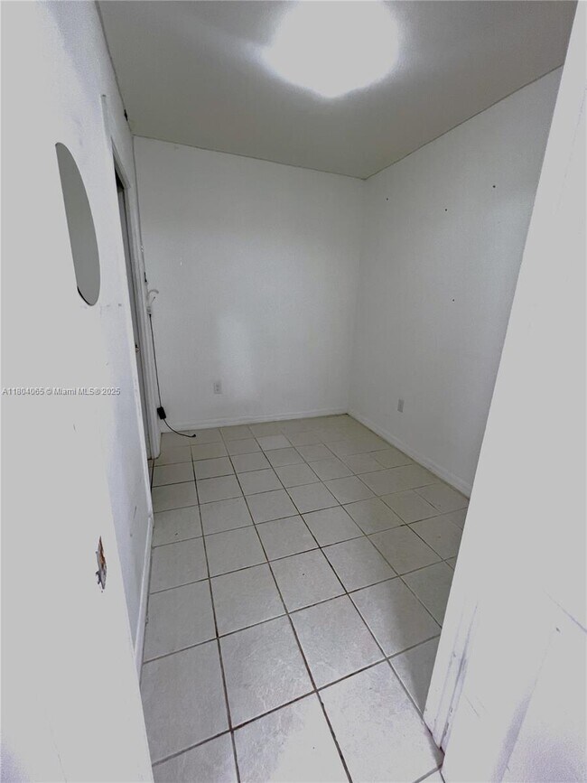 Building Photo - 120 SW 37th Ave
