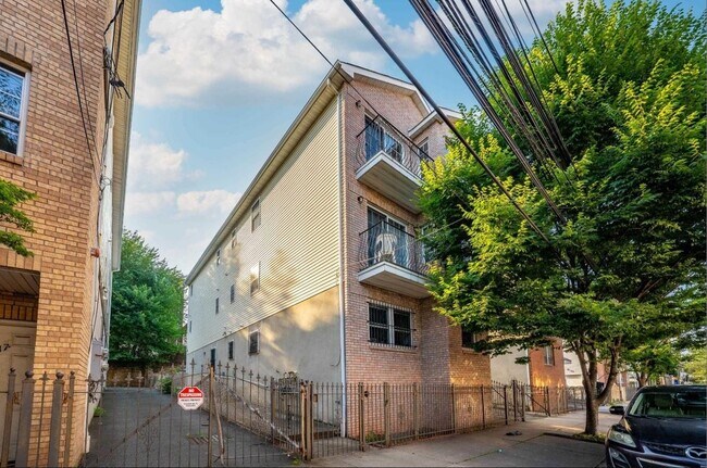 Primary Photo - 21-23-23 Norfolk St