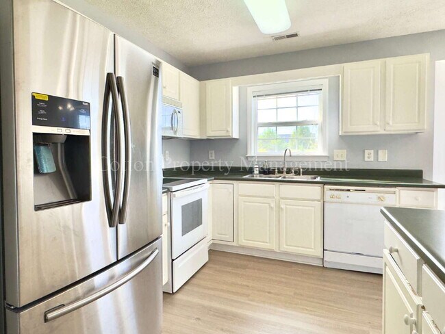 Building Photo - 3BR/2FB.$2300 per month
