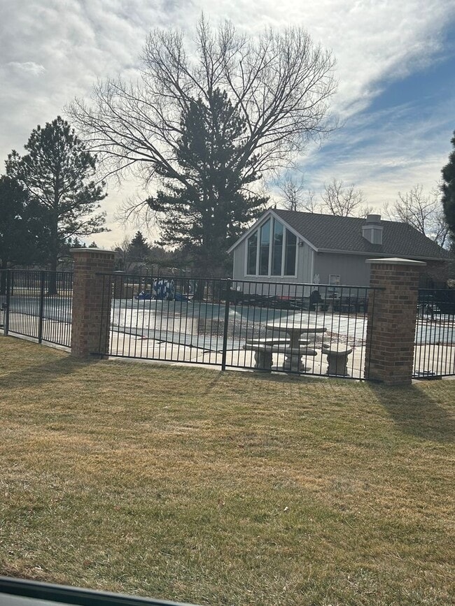 Building Photo - 5 BR/3 1/2 BA in the Desirable Meadowglen Community!!