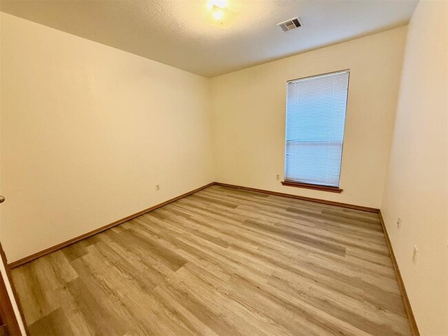 Building Photo - 405 Edwards Dr