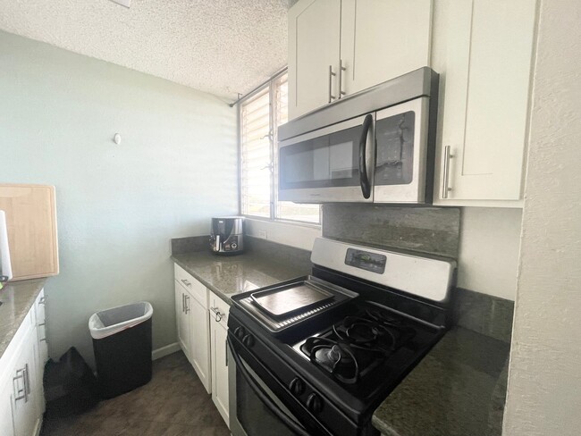 Building Photo - 1 BD/ 1 BA- Salt Lake Manor Unit- Availabl...