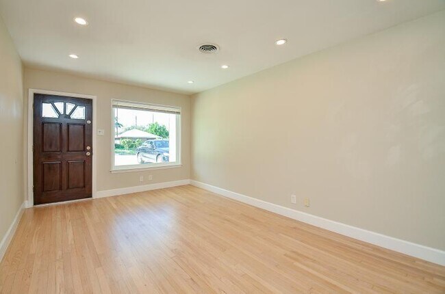 Building Photo - 8330 Waterbury Dr