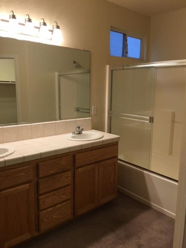 Building Photo - 3 bedroom 2 bath