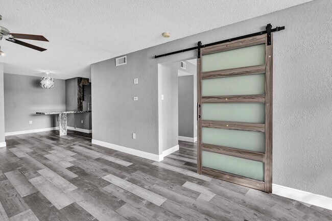 Building Photo - 2820 N Oakland Forest Dr