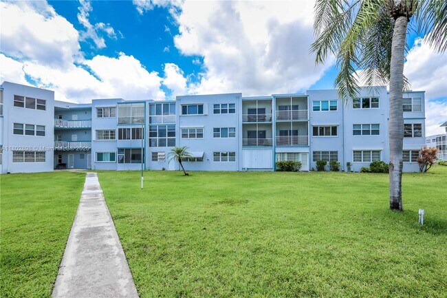 Building Photo - 2223 Park Ln