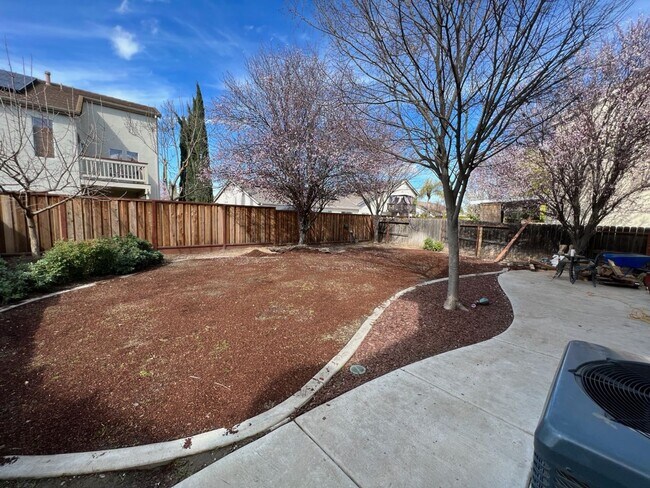 Building Photo - 3 bedroom + a loft in desirable Manteca!