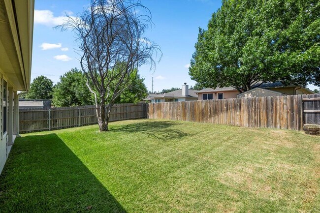 Building Photo - 2041 Livonia Dr
