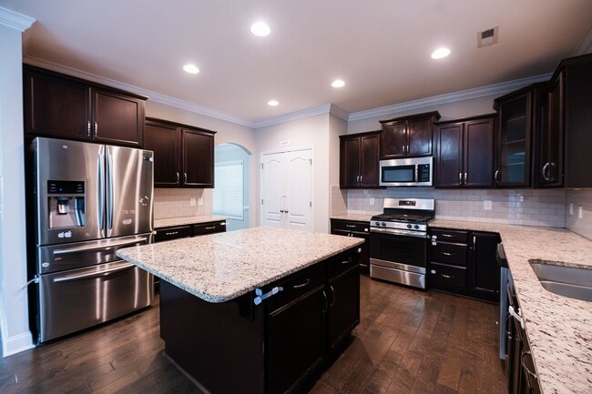 Building Photo - Stunning 5 Bedrooms, 4 Baths home in Summerfield with 2 car garage.