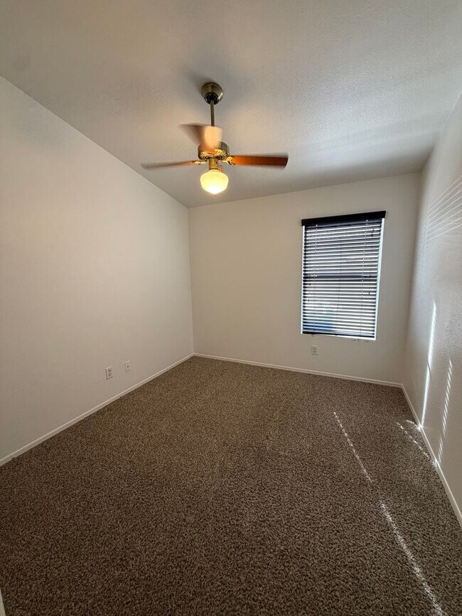 Building Photo - Stunning 3 bedroom, 2 bath home