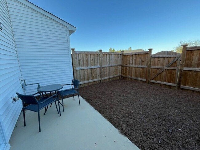 Building Photo - Stunning townhouse located in the heart of Winnabow!