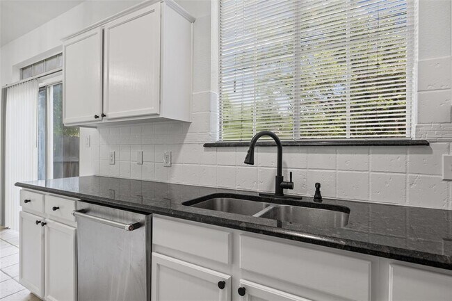 Building Photo - 4501 Whispering Valley Dr
