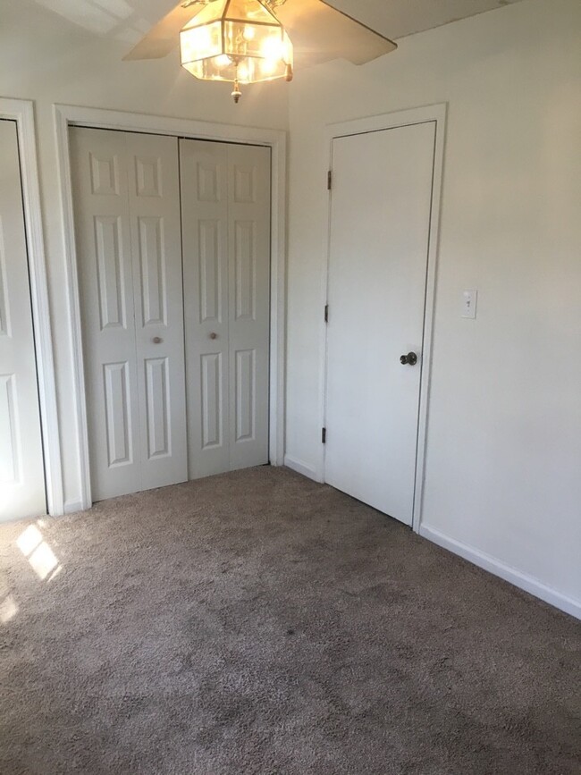 Building Photo - 2 Bedroom/1.5 Bath Townhouse for Rent!