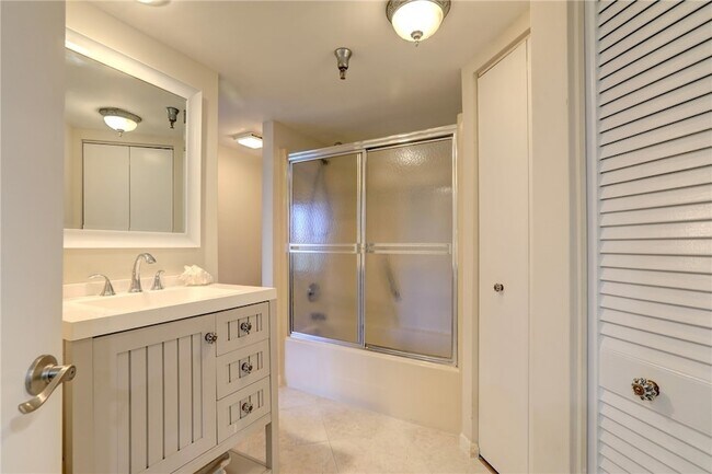 Building Photo - 9612 Riverside Dr
