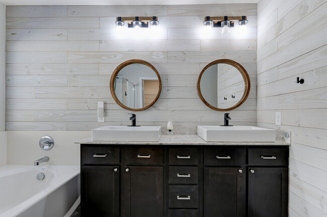 Building Photo - House For Rent! 4 beds, 3 baths Community ...