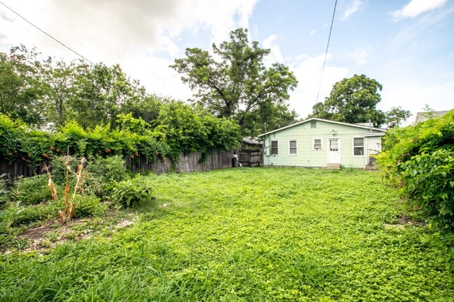 Building Photo - 3br / 2ba house in Woodlawn terrace, close...