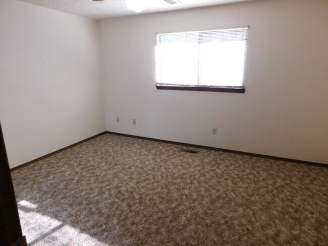 Building Photo - 3Bd/1.5Ba Single Story House - For Viewing!