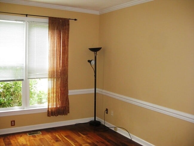 Building Photo - Pre-lease now for April!