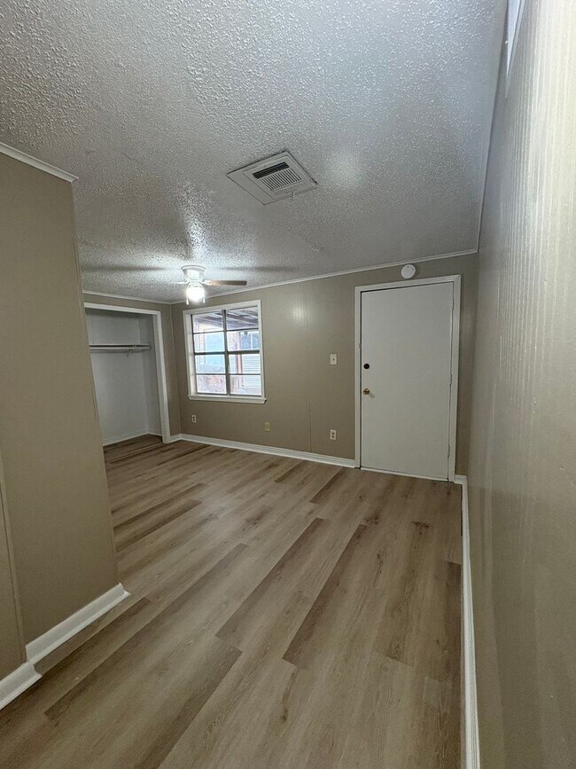 Building Photo - Amazing 4 bedroom/2 bath Home with Fireplace and Central Air & Heat!