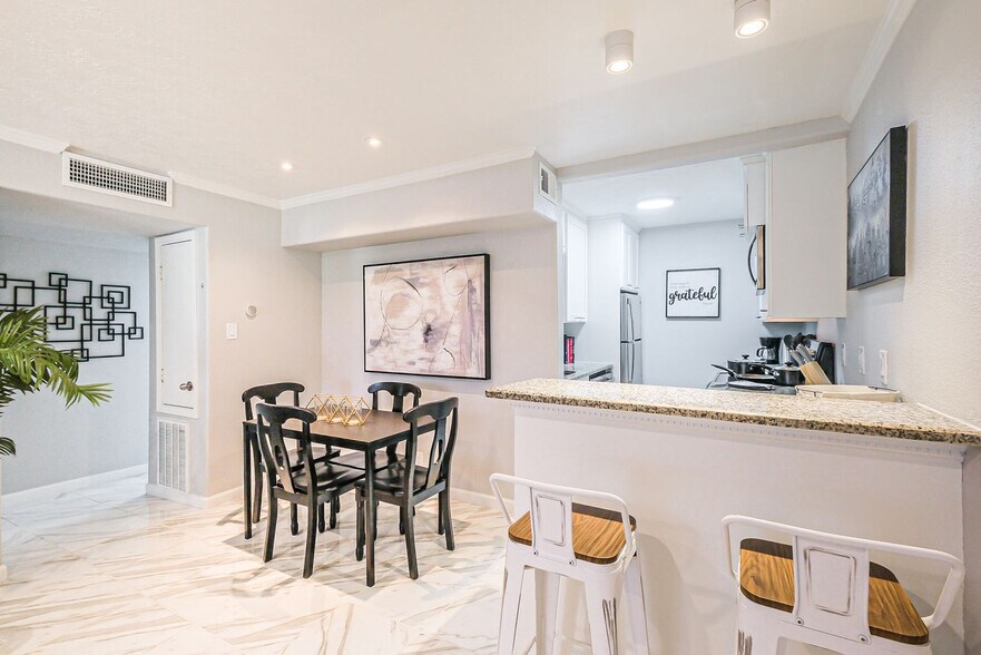 Building Photo - 2507 Montrose Blvd