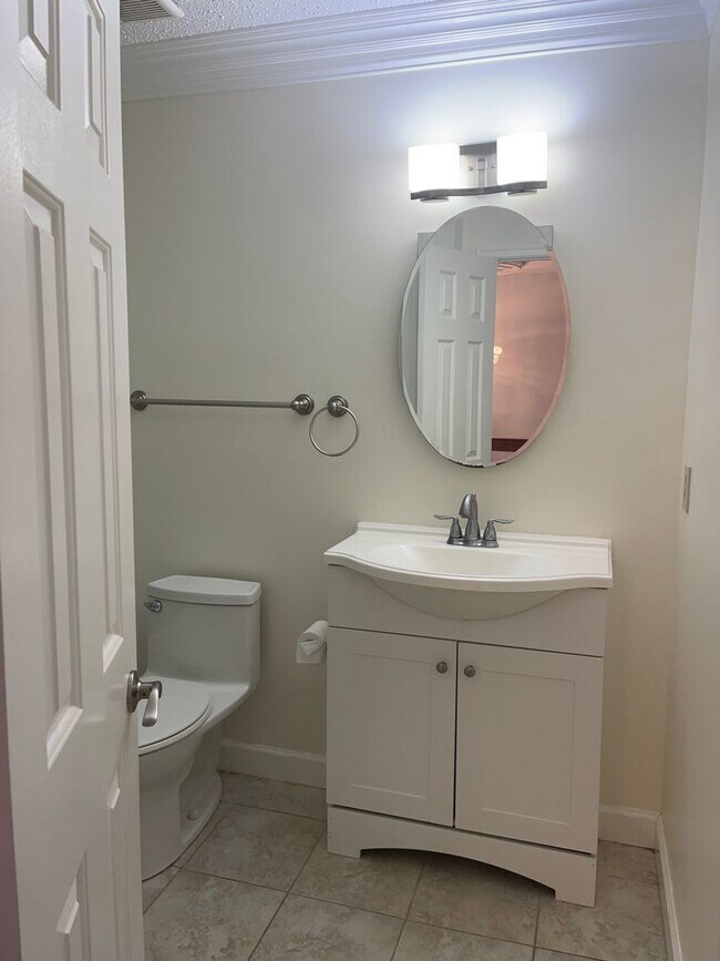 Building Photo - KEMPSVILLE LAKEFRONT TOWNHOUSE FOR RENT!