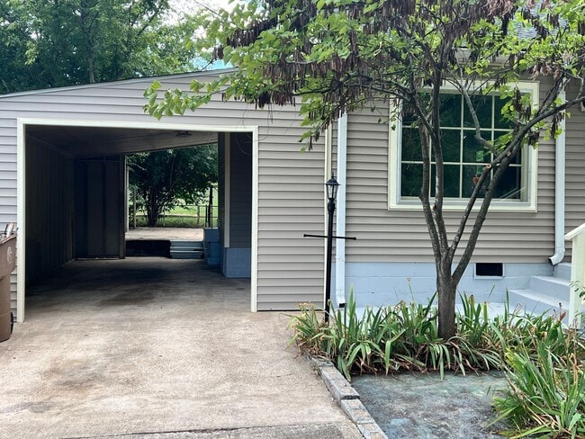 Building Photo - Cozy 2 Bedroom/ 1 Bath Cottage in West Nas...