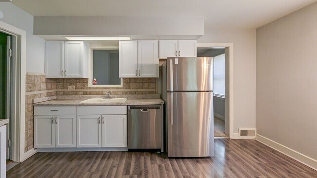 Building Photo - 3 Bedroom Home Preleasing for August 2026! Short Walk from Ball State's Campus! Updated & Spaciou...