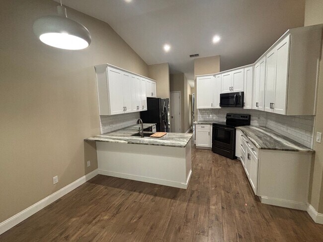 Building Photo - Charming 3-Bedroom Home with Pool & Upgrades in Hernando, FL