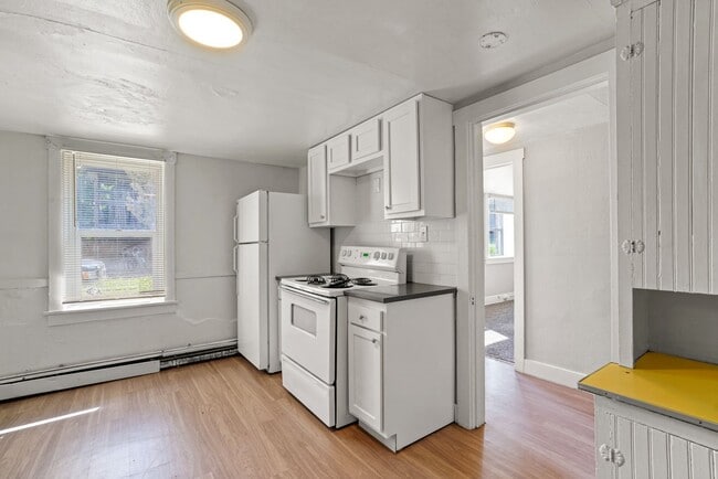 Building Photo - 975 University Ave